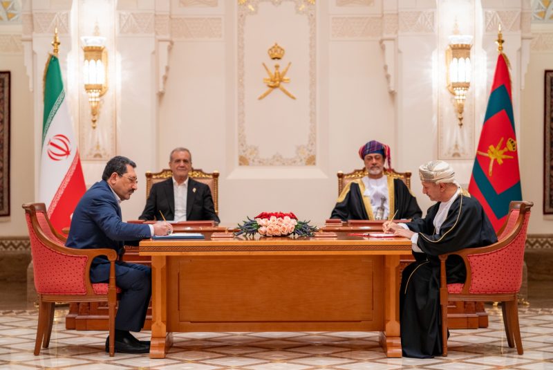 جلالة السُّلطان المعظّم والرئيس الإيراني يشهدان التوقيع على عددٍ من الاتفاقيات ومذكرات التفاهم