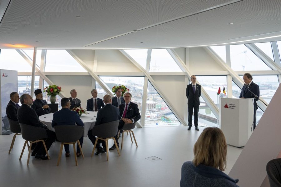 جلالةُ السُّلطان المعظم يزور ميناء أنتويرب البلجيكي جلالةُ السُّلطان المعظم يزور ميناء أنتويرب البلجيكي