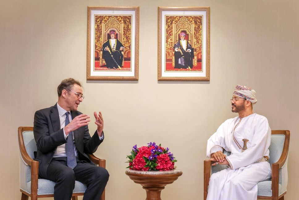 وزير الخارجية يستقبل الرئيس التنفيذي لمركز الحوار الإنساني