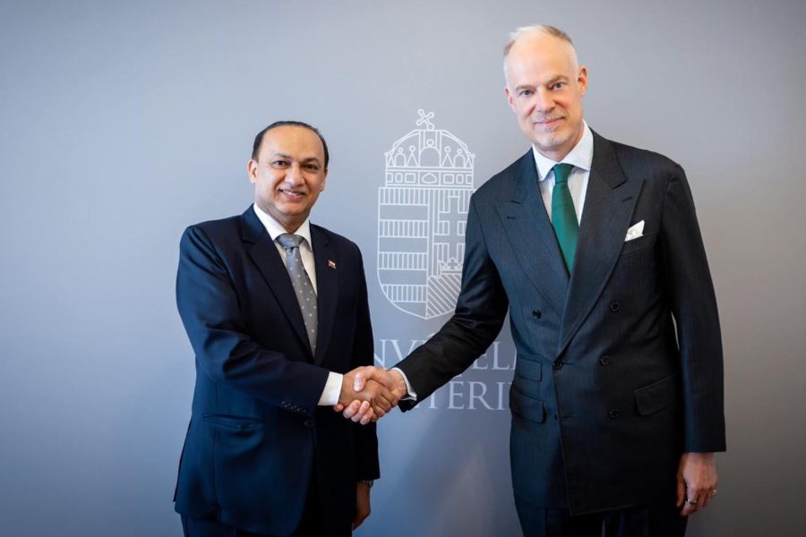 المجر: وزير الدفاع يستقبل السفير العماني المجر: وزير الدفاع يستقبل السفير العماني