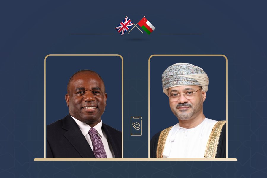 وزير الخارجية يبحث مع نظيره البريطاني التطورات الإقليمية.