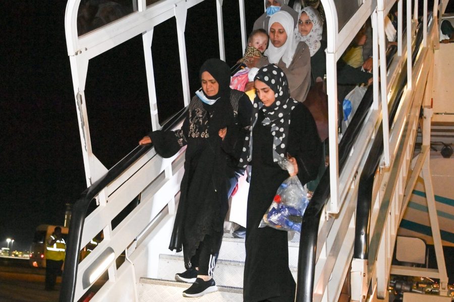 Oman receives injured Palestinians Oman receives injured Palestinians