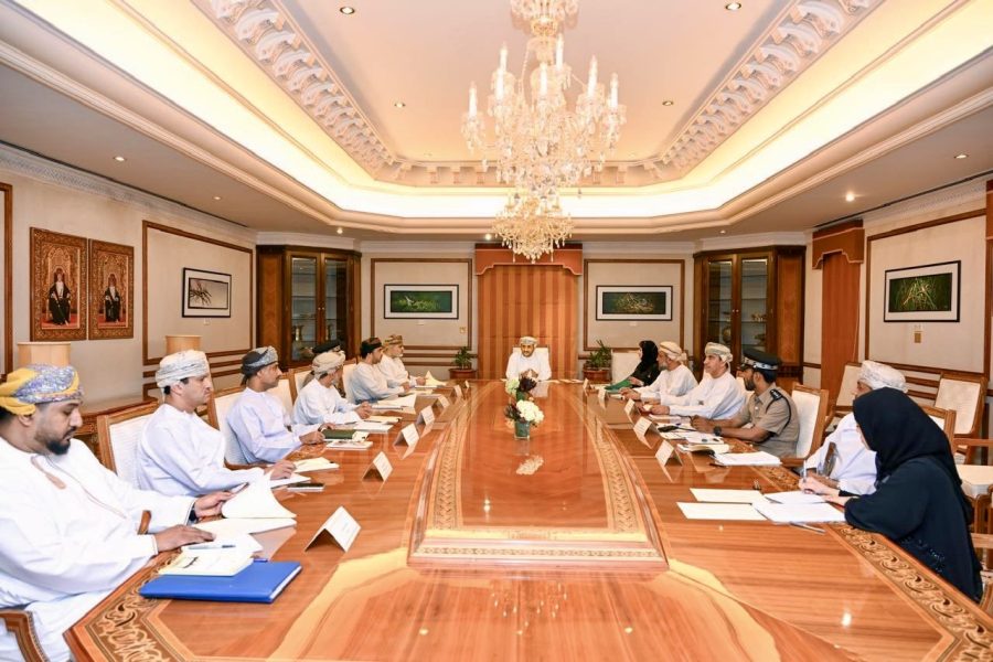 الشيخ خليفة بن علي بن عيسى الحارثي وكيل وزارة الخارجية للشؤون السياسية الشيخ خليفة بن علي الحارثي مترأساً الاجتماع الدوري للجنة الوطنية لمكافحة الاتجار بالبشر