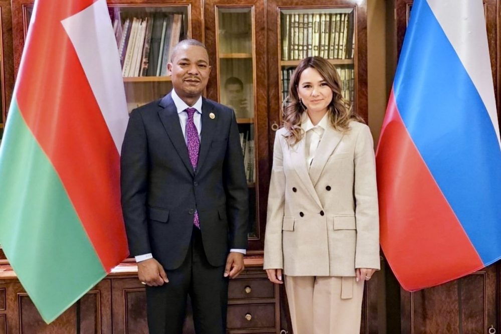 سعادة السفير يستقبل مديرة مكتب التمثيل السياحي في وزارة التراث والسياحة سعادة السفير يستقبل مديرة مكتب التمثيل السياحي في وزارة التراث والسياحة