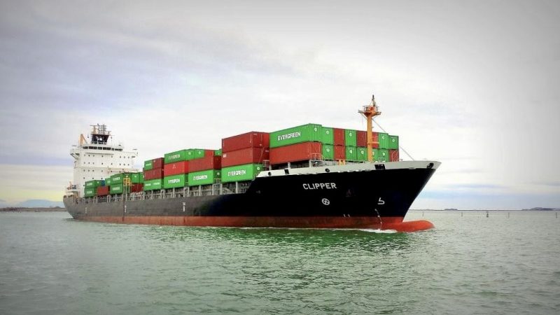 سفينة شحن كبيرة قرب شواطئ سلطنة عُمان