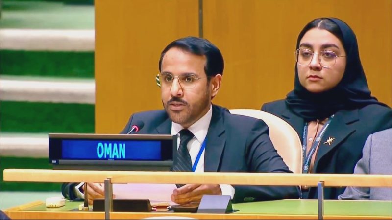نائب مندوب بعثة سلطنة عُمان إلى نيويورك خالد بن صالح الربخي، يتحدث أمام الجمعية العامة منتقداً استهداف إسرائيل لوكالة الأونروا