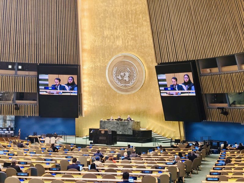 نائب مندوب بعثة سلطنة عُمان إلى نيويورك خالد بن صالح الربخي، يتحدث أمام الجمعية العامة منتقداً استهداف إسرائيل لوكالة الأونروا