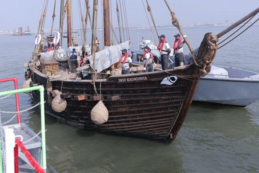 الهند: السفير والملحق العسكري يشاركان في توديع السفينة INSV Kaundinya الهند: السفير والملحق العسكري يشاركان في توديع السفينة INSV Kaundinya