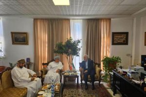إيران: وكيل وزارة الخارجية يبحث تعزيز العلاقات الثنائية مع السفير العماني