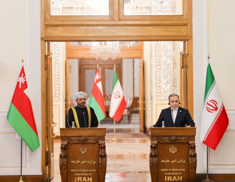 معالي السيد وزير الخارجية يجري مباحثات رسمية مع نظيره الإيراني في طهران