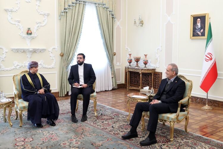 سفير سلطنة عُمان يقدّم أوراق اعتماده للرئيس الإيراني