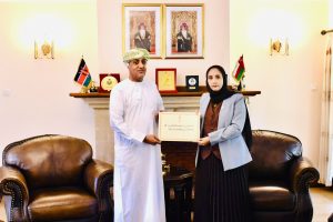 كينيا: السفيرة تسلم البراءة السلطانية للقنصل الفخري في رواندا