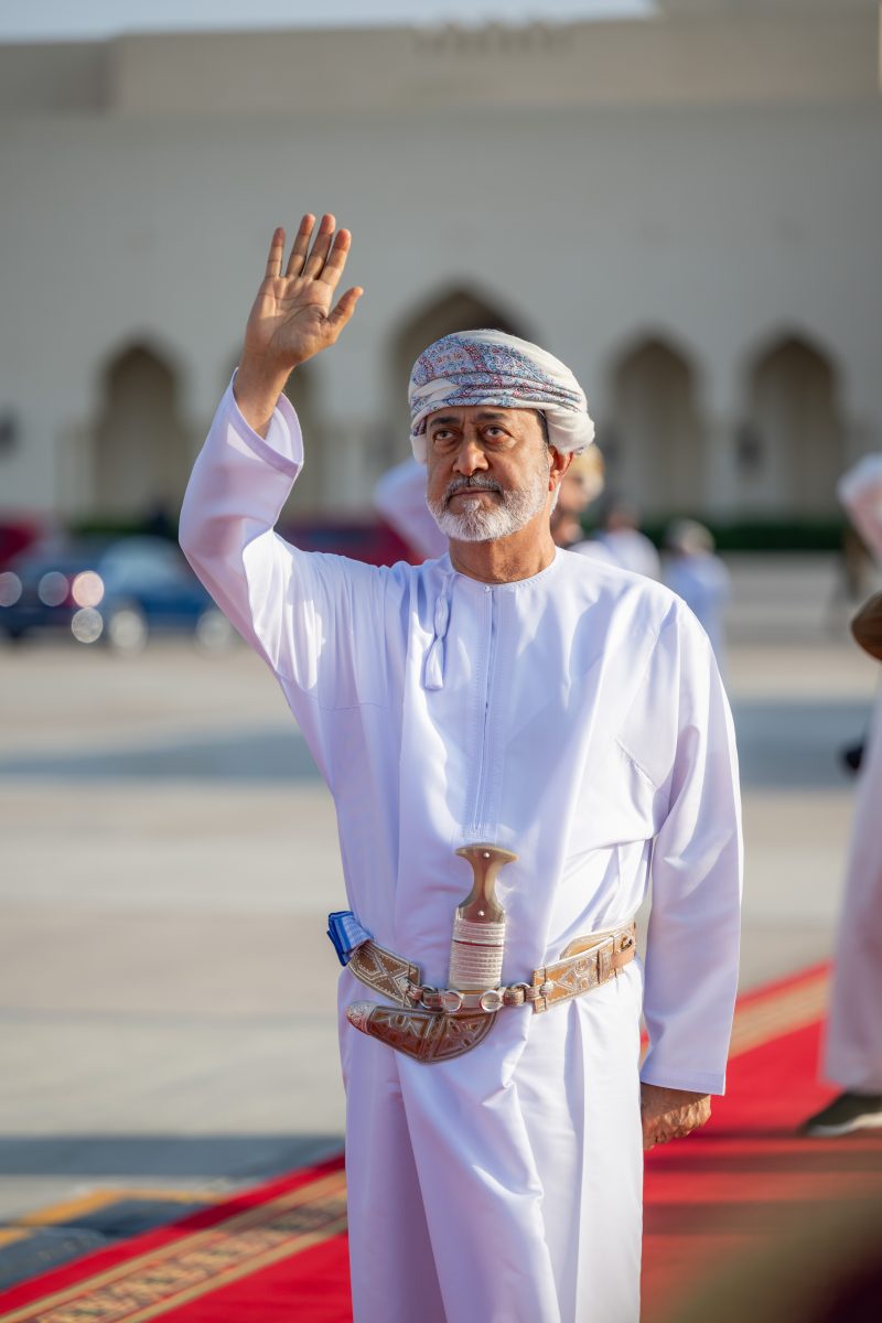 جلالةُ السُّلطان المعظّم يودّع أخاهُ أميرَ دولة الكويت