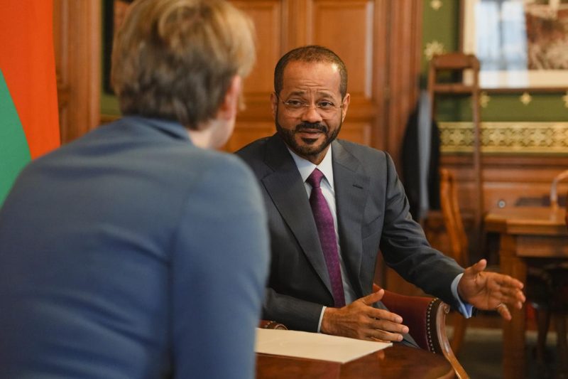 Minister meets British Foreign Secretary in London