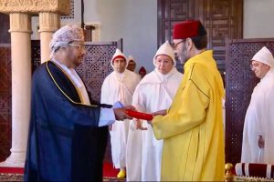 سفير سلطنة عُمان يقدّم أوراق اعتماده لملك المغرب