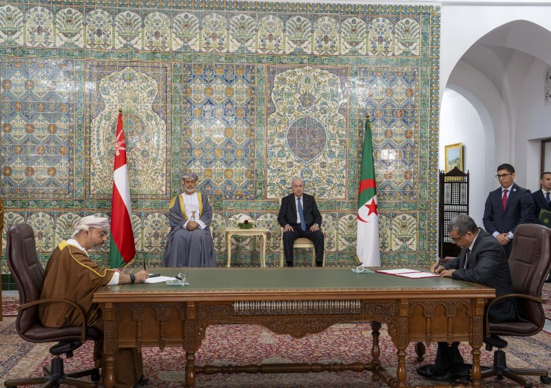 جلالةُ السُّلطان المعظّم والرئيسُ الجزائري يشهدان التّوقيع على عددٍ من مذكّرات التّفاهم والتّعاون والبرامج التنفيذيّة