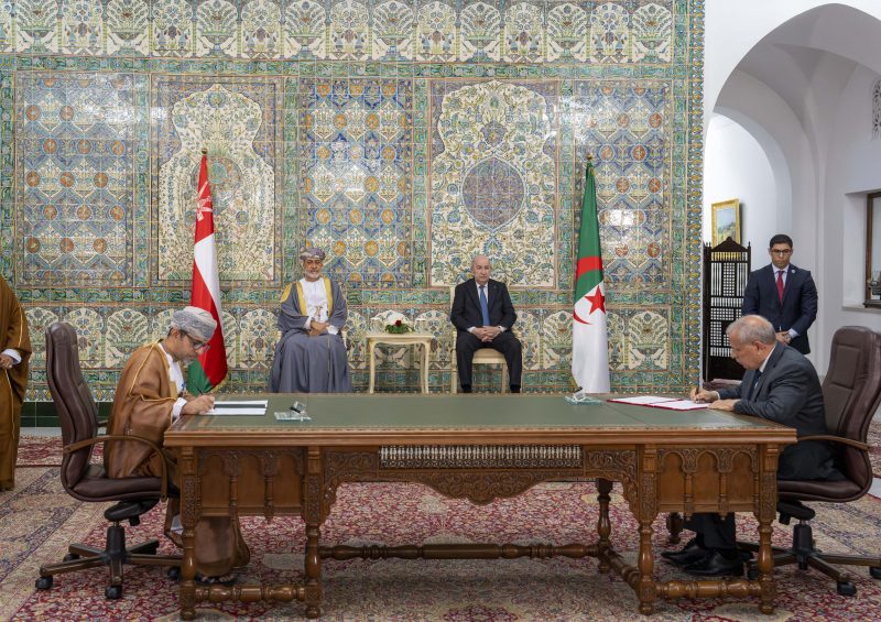 جلالةُ السُّلطان المعظّم والرئيسُ الجزائري يشهدان التّوقيع على عددٍ من مذكّرات التّفاهم والتّعاون والبرامج التنفيذيّة