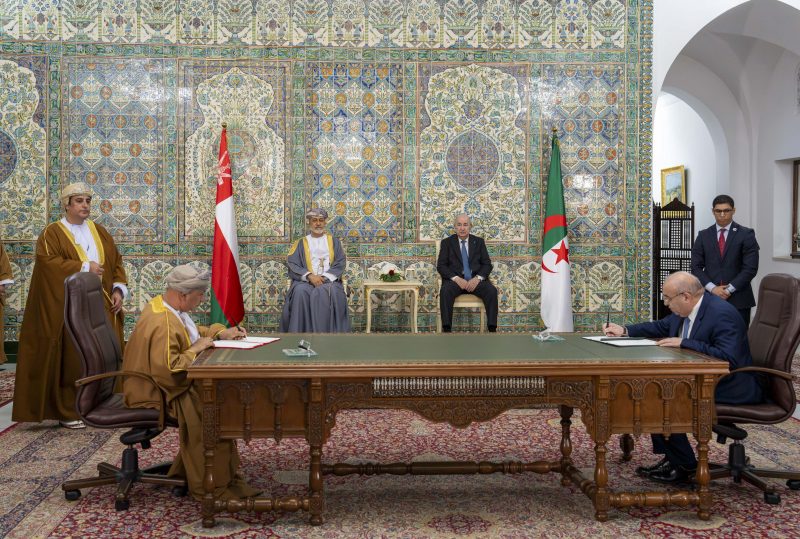 جلالةُ السُّلطان المعظّم والرئيسُ الجزائري يشهدان التّوقيع على عددٍ من مذكّرات التّفاهم والتّعاون والبرامج التنفيذيّة