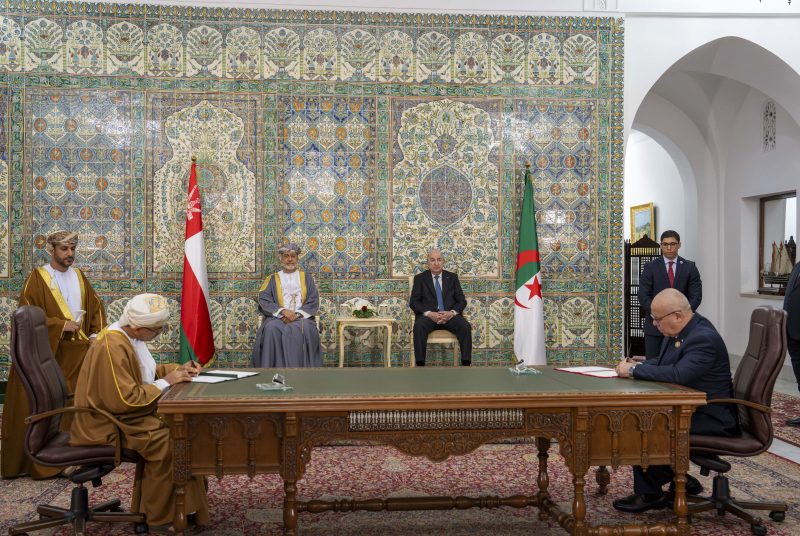 جلالةُ السُّلطان المعظّم والرئيسُ الجزائري يشهدان التّوقيع على عددٍ من مذكّرات التّفاهم والتّعاون والبرامج التنفيذيّة