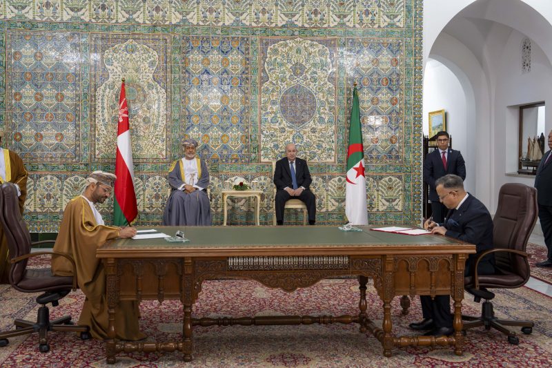 جلالةُ السُّلطان المعظّم والرئيسُ الجزائري يشهدان التّوقيع على عددٍ من مذكّرات التّفاهم والتّعاون والبرامج التنفيذيّة