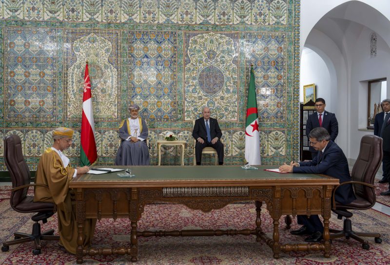 جلالةُ السُّلطان المعظّم والرئيسُ الجزائري يشهدان التّوقيع على عددٍ من مذكّرات التّفاهم والتّعاون والبرامج التنفيذيّة