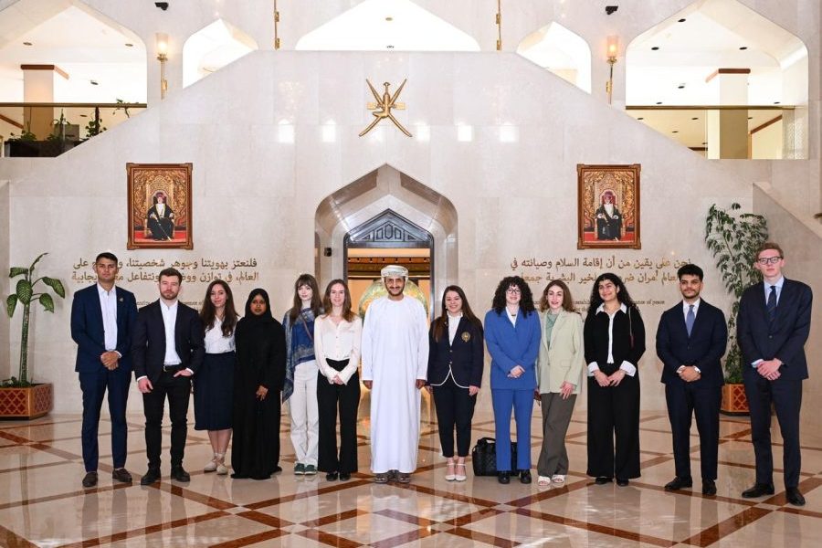 وكيل الوزارة للشؤون السياسية يلتقي بعدد من طلبة وأعضاء جمعية اكسفود البريطانية