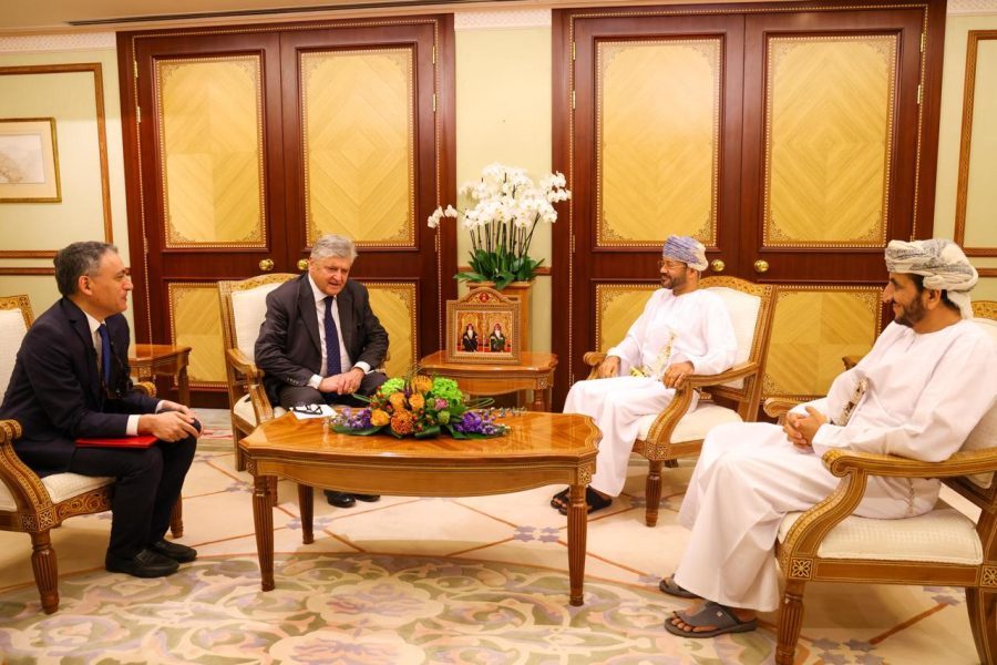 جلالة السلطان المعظّم يتلقى رسالة خطية من رئيس الجمهورية الفرنسية جلالة السلطان المعظّم يتلقى رسالة خطية من رئيس الجمهورية الفرنسية