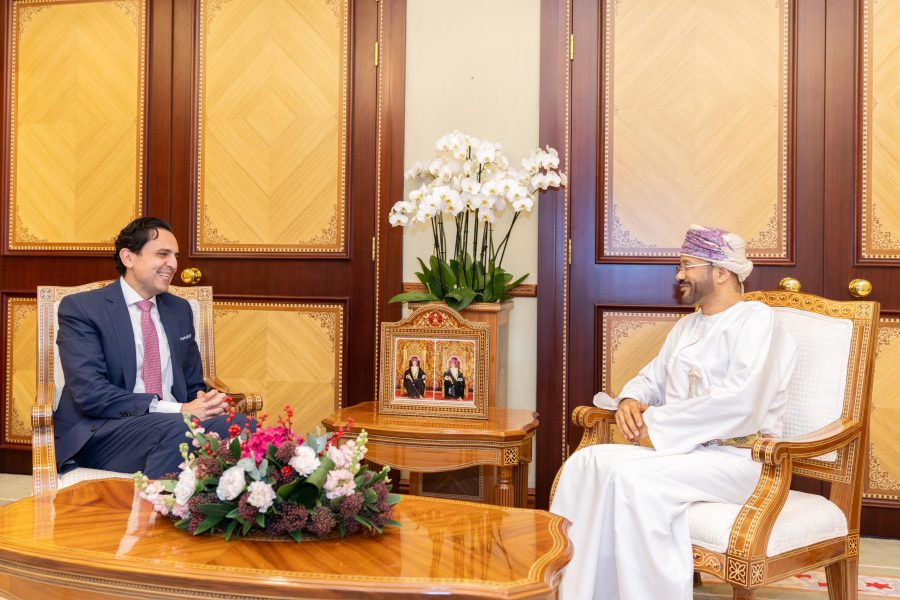 معالي السيد وزير الخارجية يتسلم نسخة من أوراق اعتماد السفير اللبناني معالي السيد وزير الخارجية يتسلم نسخة من أوراق اعتماد السفير اللبناني