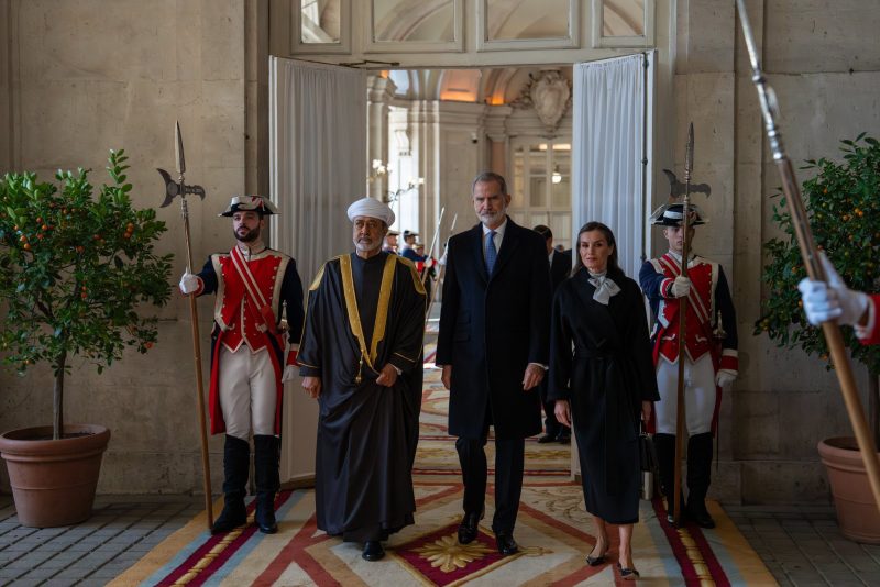 جلالة السلطان المعظم وجلالة ملك إسبانيا يعقدان لقاءً خاصًّا