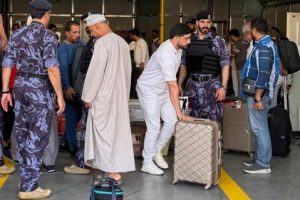 وزارة الخارجية تواصل إجلاء المواطنين العمانين من إيران