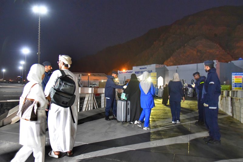 عودة عدد من المواطنين من الجمهورية الإسلامية الإيرانية إلى سلطنة عُمان