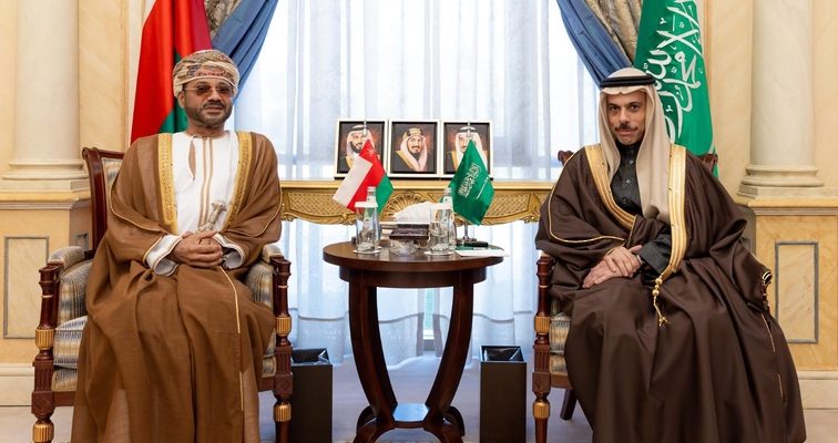 معالي السيد وزير الخارجية يبحث مع نظيره السعودي مستجدات الأوضاع في الجمهورية اليمنية