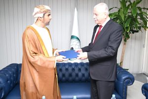 سفير سلطنة عمان لدى السعودية يقدم أوراق اعتماده مندوبا دائما لدى منظمة التعاون الإسلامي