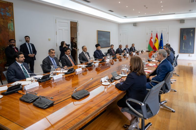 جلالةُ السُّلطان المعظّم ورئيسُ الوزراء الإسباني يعقدان لقاءً ثُنائيًّا وجلسة مباحثات