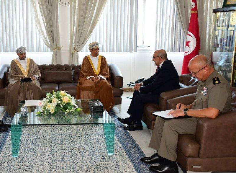 تونس: وزير الدفاع يستقبل سفير سلطنة عمان