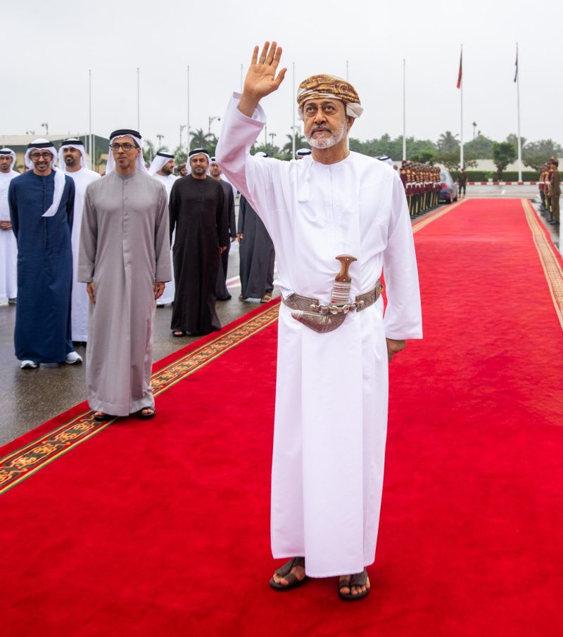 جلالةُ السُّلطان المعظّم يودّع أخاه رئيس دولة الإمارات
