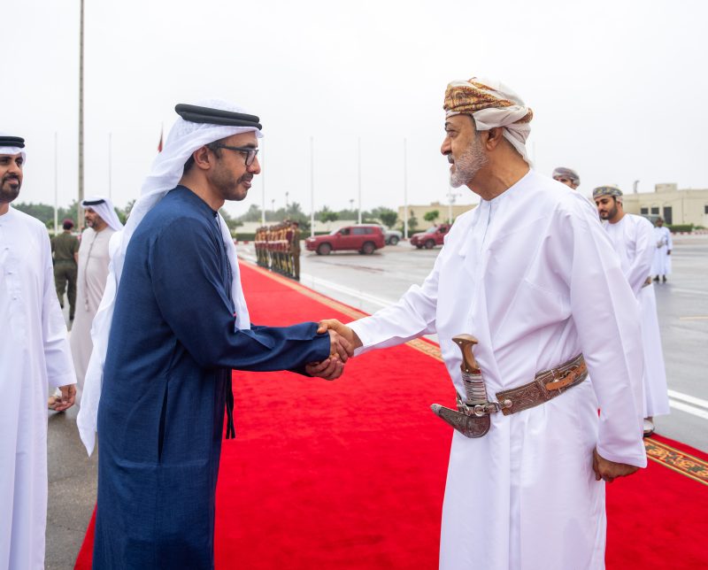 جلالةُ السُّلطان المعظّم يودّع أخاه رئيس دولة الإمارات