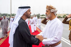 جلالةُ السُّلطان المعظّم يودّع أخاه رئيس دولة الإمارات