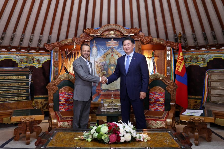 Greetings of His Majesty the Sultan to the President of the Republic of Mongolia conveyed by the Minister of Foreign Affairs Greetings of His Majesty to the President Mongolia conveyed by Oman's Foreign Minister