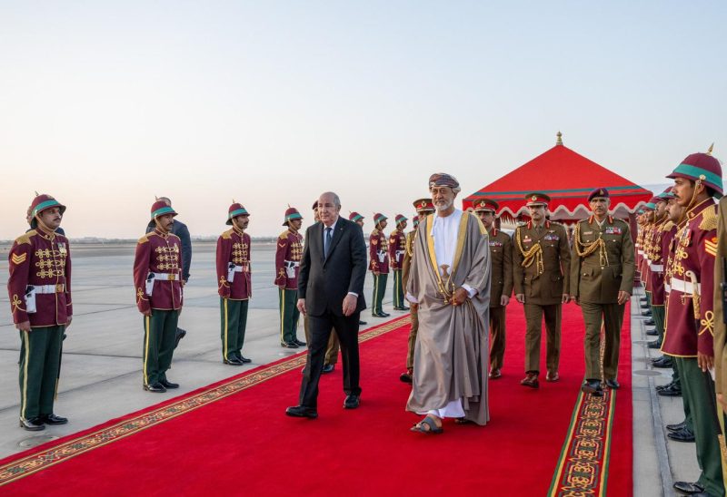 جلالة السلطان هيثم برفقة فخامة الرئيس عبد المجيد تبون في المطار السلطاني الخاص