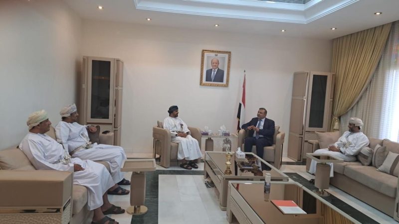 رئيس دائرة مجلس التعاون لدول الخليج العربية يقدم واجب العزاء في وفاة علي سالم البيض