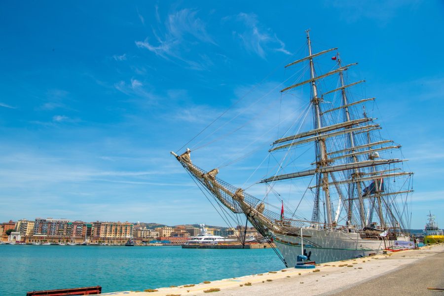 aa12b7bf-1402-4eba-a839-3da31bea49e7 2 إيطاليا: السفينة "شباب عُمان الثانية" ترسو في ميناء شيفتافيكيا الإيطالي ضمن رحلتها الدولية "أمجاد البحار 2025"