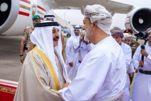 جلالةُ السُّلطان المعظّم في مقدّمة مُستقبلي أخيه جلالة ملك البحرين بمحافظة ظفار