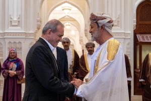 جلالة السُّلطان يُقيم مأدبة غداء خاصّة ويودّع الرئيس الإيراني بقصر العلم العامر
