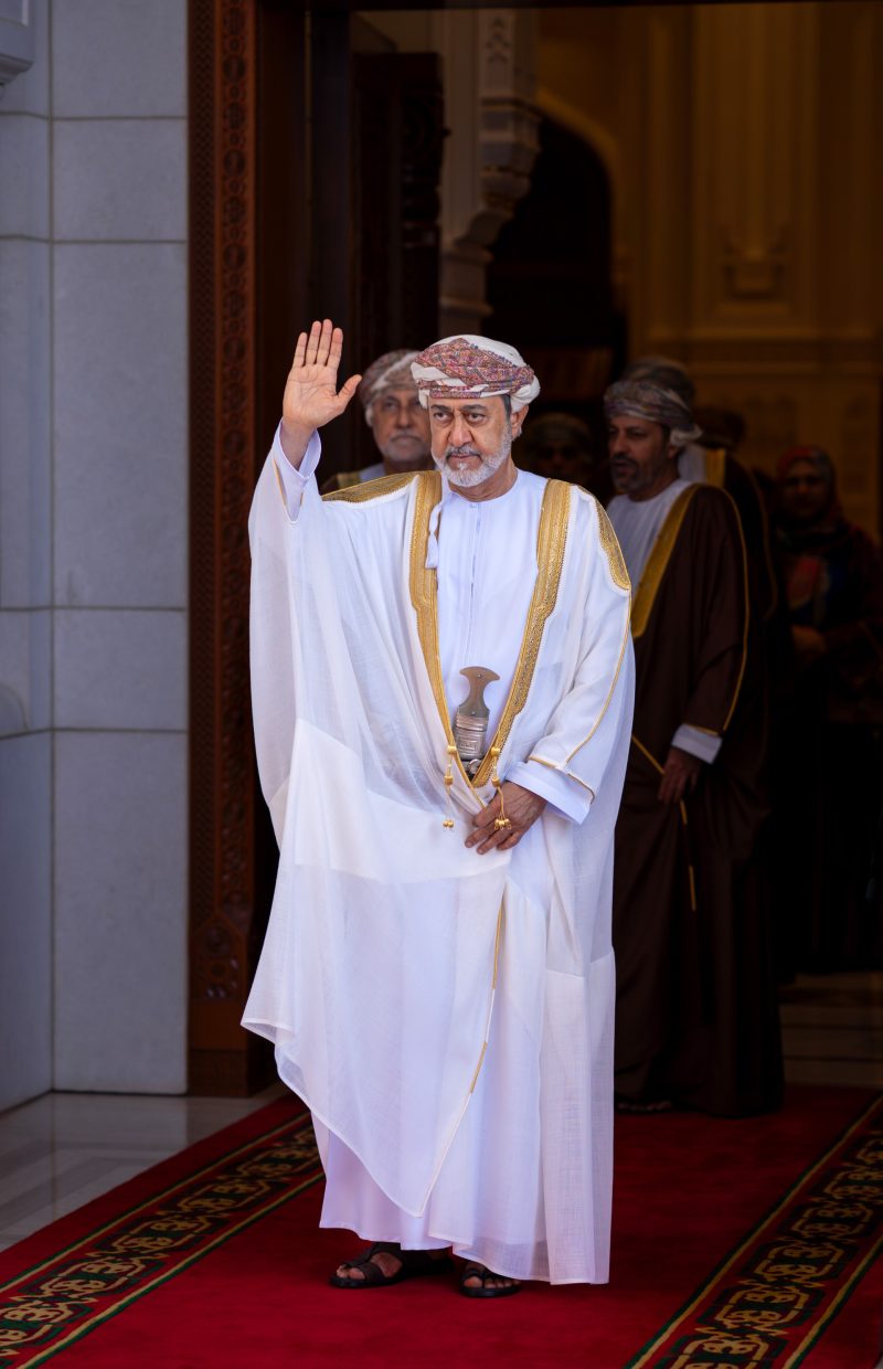 جلالة السُّلطان يُقيم مأدبة غداء خاصّة ويودّع الرئيس الإيراني بقصر العلم العامر