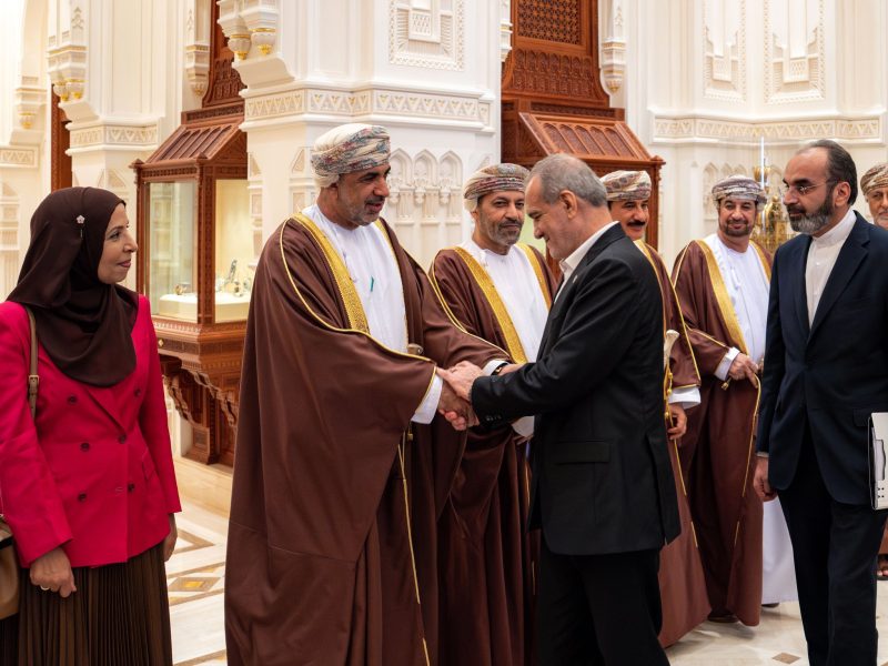 جلالة السُّلطان يُقيم مأدبة غداء خاصّة ويودّع الرئيس الإيراني بقصر العلم العامر