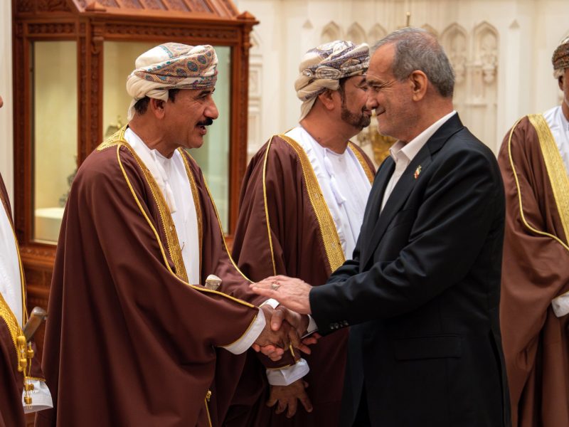 جلالة السُّلطان يُقيم مأدبة غداء خاصّة ويودّع الرئيس الإيراني بقصر العلم العامر