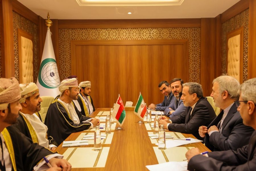 وزير الخارجية يلتقي نظيره الإيراني على هامش الاجتماع الاستثنائي لمنظمة التعاون الإسلامي وزير الخارجية يلتقي نظيره الإيراني على هامش الاجتماع الاستثنائي لمنظمة التعاون الإسلامي