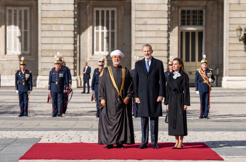 مراسم استقبال رسمية لجلالة السلطان المعظم في القصر الملكي في مدريد