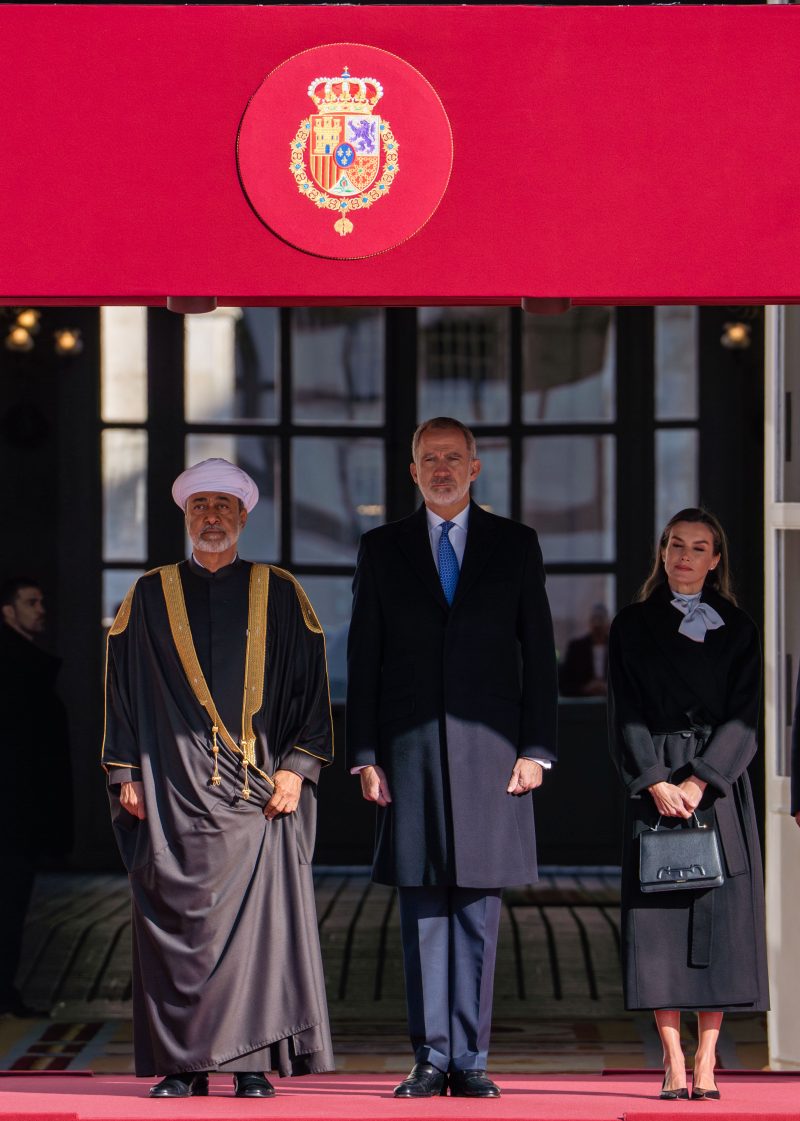 مراسم استقبال رسمية لجلالة السلطان المعظم في القصر الملكي في مدريد